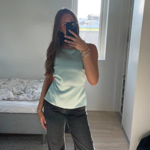 Zara topp - Säljer denna fina festtopp som aldrig är använd ifrån Zara i storlek XS!!