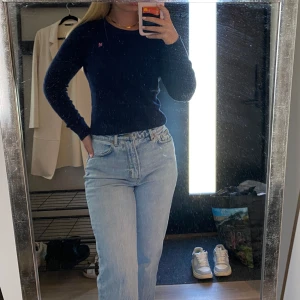 Kabelstickad tröja - Kabelstickad tröja i marinblå med rosa detaljer, från Gina Tricot.💞 Sitter väldigt snyggt, så perfekt till skolan eller jobb.🤩Den är i M men passar väldigt bra i S och Xs då den är väldigt stretchig.💕 Bara att skicka om du undrar något!💕🌸