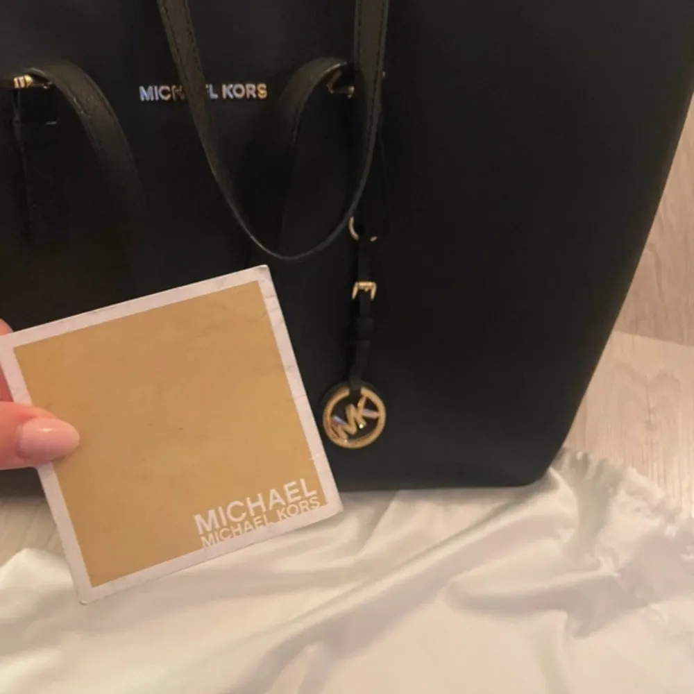 Fin och oanvänd väska från Michael Kors, ser ut som ny, äkta och fin, äktenhetsbevis och silkespåse fås med. Kom privat vid mer funderingar🙏. Väskor.