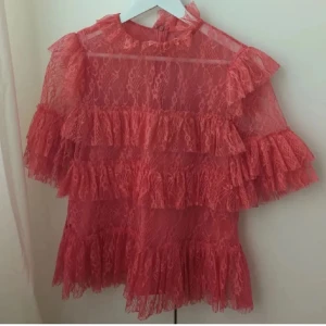 By Malina blus  - Säljer denna fina blus från by malina, storlek L men skulle säga att den passar S/M. Säljer pga att den va för stor för mig (vanligtvis en xs)❤️. Kan skicka fler bilder vid intresse😊