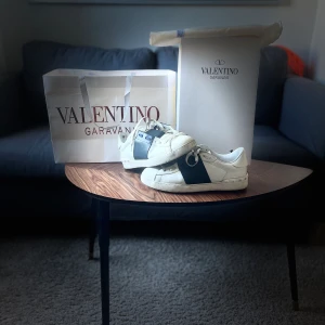 Valentino Garavani Skor - Billiga Valentino opens. Köpta här på plick för 3700, dom är väldigt smutsiga men med lite jobb kan man få dom att bli rena även lite defekter under sulan men ingen märker det. Kom privat Priset är ej hugget i sten (Allt OG)