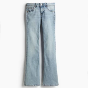 Lågmidjade jeans - Ett par skitsnygga lågmidjade jeans som tyvärr blivit för små💗 knappen sitter lite löst men det funkar fortfarande fint💕