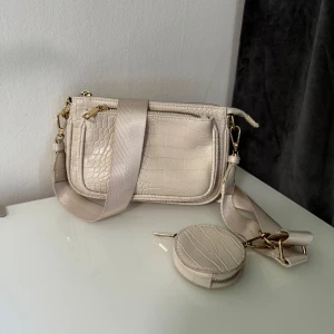 Axelremsväska - Jättefin axelremsväska som kan användas med och utan band. Inga skador.