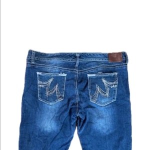 Vintage Maurices Jeans - Vintage bootcut Maurices Jeans! Dom är stretchiga och måtten är: Midja 46 cm, Längd 105 cm Tveka inte att skriva vid ytterligare frågor!⭐️