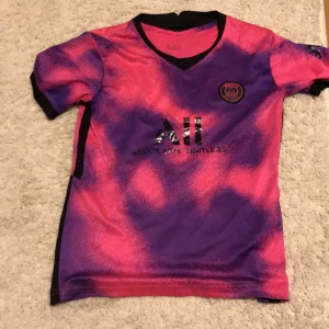 Psg tröja - Säjler min Psg fotbollströja pga att den är för liten storlek är small 