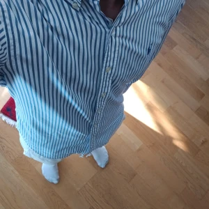 RALPH LAUREN SKJORTA HELT NY - Vi säljer nu denna helt nya ralph lauren skjortan med ljusblåa ränder och i storlek S men som även kan passa som medium. Nypris 2000kr vårt pris 399kr. Bara att skriva vid funderingar