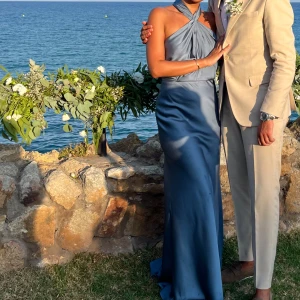 Bröllopsklänning/balklänning  - Säljer min fina satin klänning från Asos storlek xs/s endast använd vid ett tillfälle på bröllop. Passar perfekt till både bröllop och bal. 