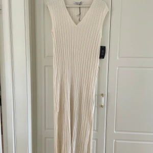 Vit klänning L - Storlek L oanvänd från NA-KD pris 219kr