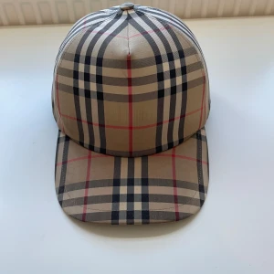 Burrberry London Keps storlek XL - Kepsen är i bra skick och köptes för 3600kr (nypris). Inga märkvärdiga deffekter (se bild) 