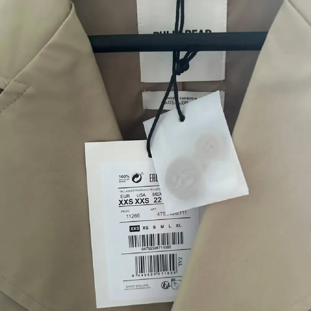  Helt ny och oanvand beige trenchcoat från pull&bear, passar xxs-s. nypris 599kr. Jackor.