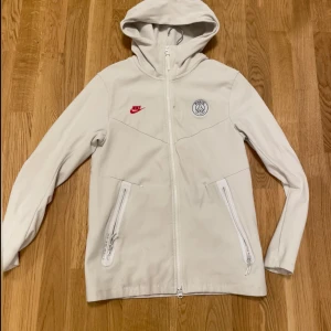 Psg Tröja - En fin Psg tröja som inte kommer till användning längre. Ny pris ca 1200. I bra skick. 