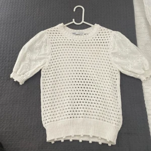 Vit blus  - Jättefin vit blus från zara!! Väldigt bra skick 💕💕