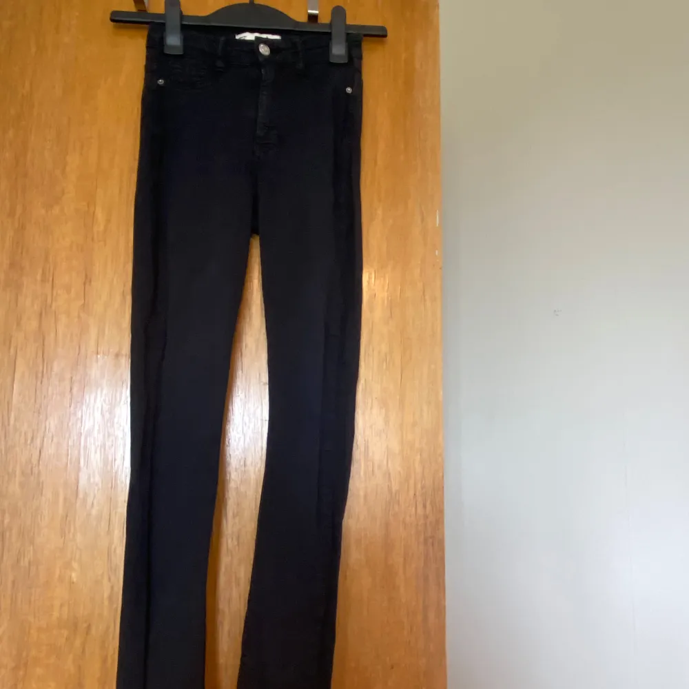 Säljer dessa jeans i svart från Gina Tricot, modell: Molly. Pris: 50kr. Finns att hämta i Göteborg eller kan skickas via valfri app.  Kan behövas en tvätt pga legat i flyttkartonger. Material: Bomull&elastan.. Jeans & Byxor.