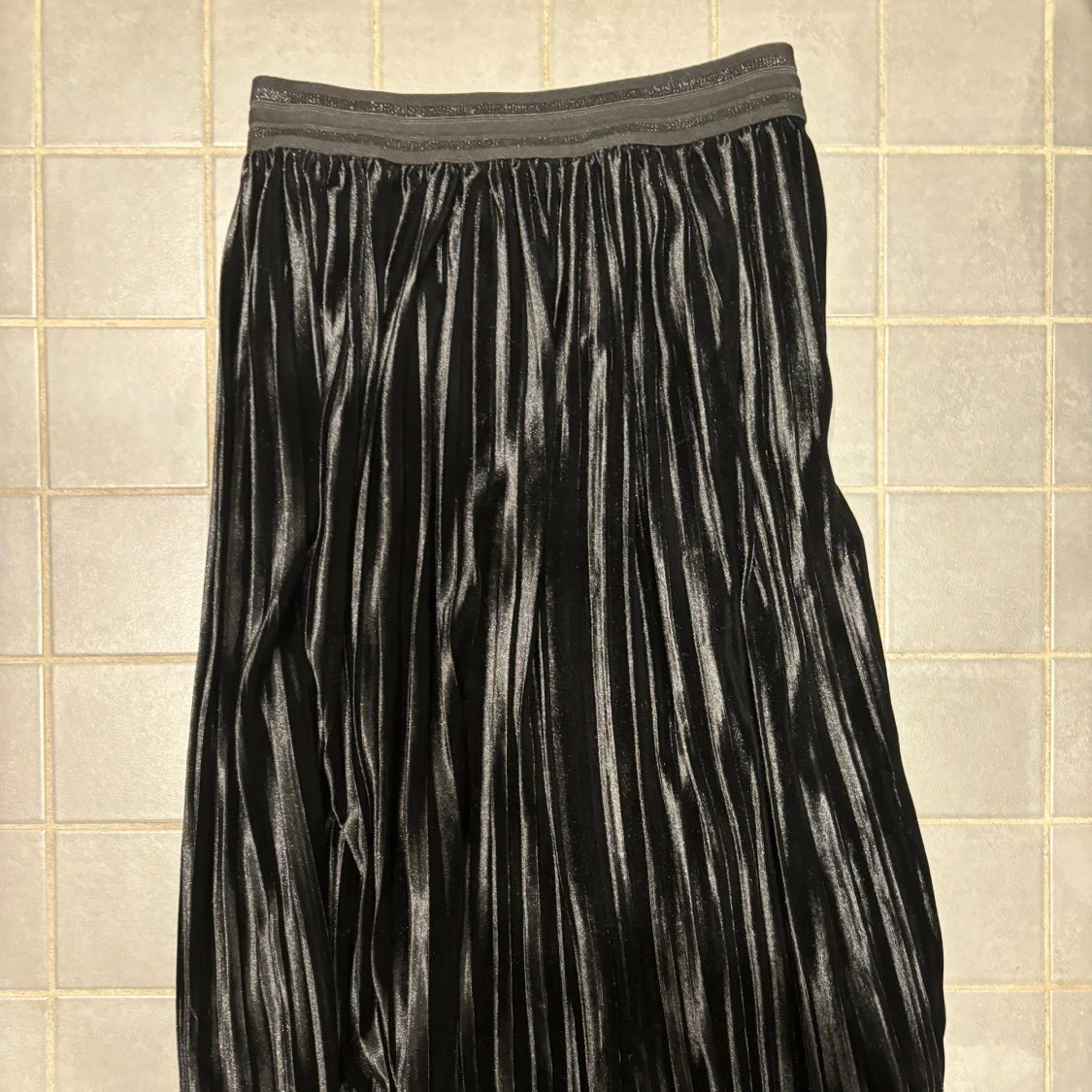 Plisserad sammetskjol