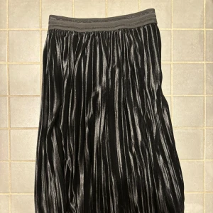 Plisserad sammetskjol - Plisserad långkjol i sammet. Sparsamt använd och i gott skick! Från Needle & Thread, nypris 2500 kr. Frakt ingår inte i pris och betalas av säljaren🌺