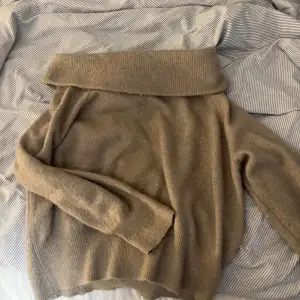 Jättesnygg beige off shoulder topp från hm.Ord pris är ca 250kr tror jag.Men säljer för 100kr💘 Använd ändast 4 ggr. Skriv för mer info!💕