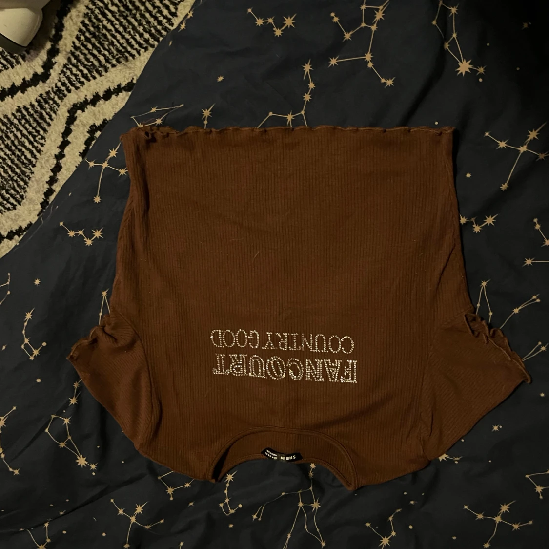 Brun ribbad t-shirt med text - 90