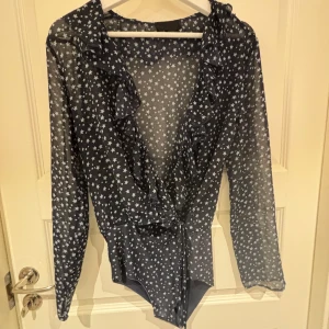 Stjärnmönstrad body - Stjärnmönstrad body i meshtyg. Frakt ingår inte i pris och betalas av säljaren🌺