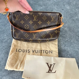 Louis Vuitton Pochette Accessoires Monogram Canvas -  Louis Vuitton Pochette Accessoires Monogram Canvas i superfint skick och inga defekter. Tillkommer dustbag och kvitto. Nypris: 16200💓💓