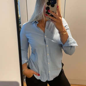 Blå skjorta - Blå figursydd skjorta. I bra skick💕