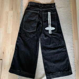JNCO jeans - JNCO wide load jeans 34x32, jätte baggy byxor med stor ficka, slitna nere till men annars bra skick ! skriv privat om frågor över mått eller fler bilder (använd gärna köp nu) 💌(pris kan diskuteras)