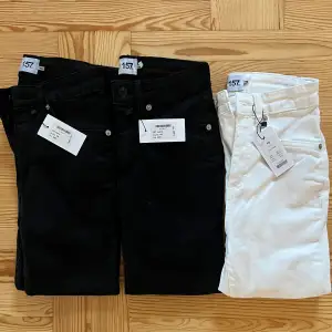 Säljer tre par helt nya jeans från Lager 157. Modellen heter snake och är högmidjade i skinny passform. Två par svarta jeans och ett par vita inköpta för totalt 600 kr. Antingen säljes alla tre för 250 kr eller 100 kr styck. Hör av er vid fler frågor