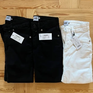 Jeans Lager 157 - Säljer tre par helt nya jeans från Lager 157. Modellen heter snake och är högmidjade i skinny passform. Två par svarta jeans och ett par vita inköpta för totalt 600 kr. Antingen säljes alla tre för 250 kr eller 100 kr styck. Hör av er vid fler frågor