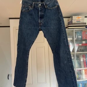Levis 501 - Tjena, säljer brallorna på grund av att dom inte kommer till användning längre. Väldigt bra skick, i princip felfritt. Strl 33/32