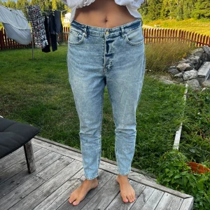 Blå jeans  - Blå mom jeans i stl 44. Använda men i bra skick.