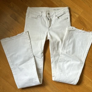 Lågmidjade jeans - Säljer dessa så snygga lågmidjade bootcut jeans🥰De går inte att köpa längre från zara💞🤍