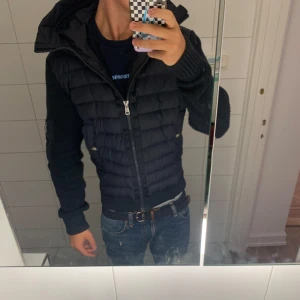 Moncler Cardigan - Säljer nu denna riktigt snygga och trendiga moncler cardigan, perfekt nu inför hösten / vintern! Den är i väldigt bra skick, 9/10!👌Vid snabb affär kan jag tänka mig gå ner i pris!💯