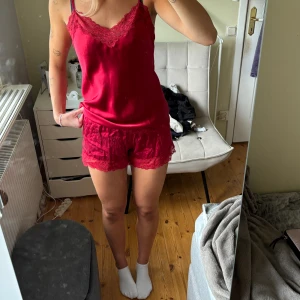 Intimissimi pyjamas - Säljer min såå snygga pyjamas från intimissimi i strl M båda delar! Shorts och linne i satin. Ord. pris för delarna sammanlagt: 1028kr