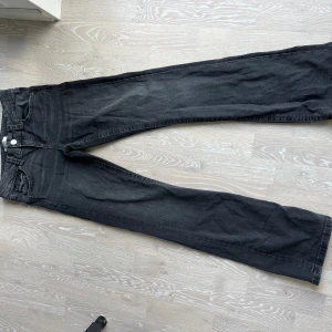 Low flare jeans  - Low waist flare jeans i storlek: 164 från Gina Tricot. Sparsamt använda.