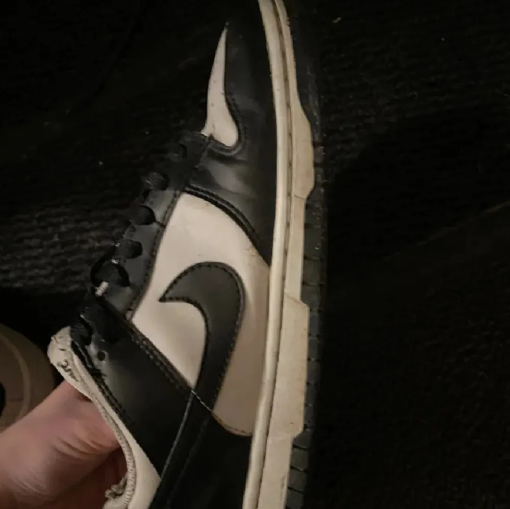 Hej säljer mina Nike panda dunks, jättesköna och de enda dekekten de har är på bilden:)köpt för 2000kr. Övrigt.