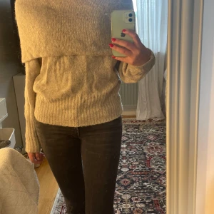 Oanvänd offshoulder tröja - Super fin och mysig offshoulder tröja💕aldrig använd😊 stickad och varm💕 perfekt nu till hösten💕 inga defekter😊