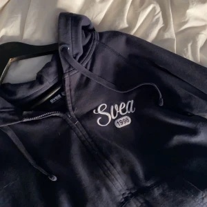 Marinblå Zip-hoodie  - Jättefin marinblå ”Svea” zip-tröja, fint skick, inga synliga defekter, pris kan diskuteras💙