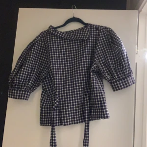 Blå vit randig tröja - En tröja från ginatricot i storlek 34