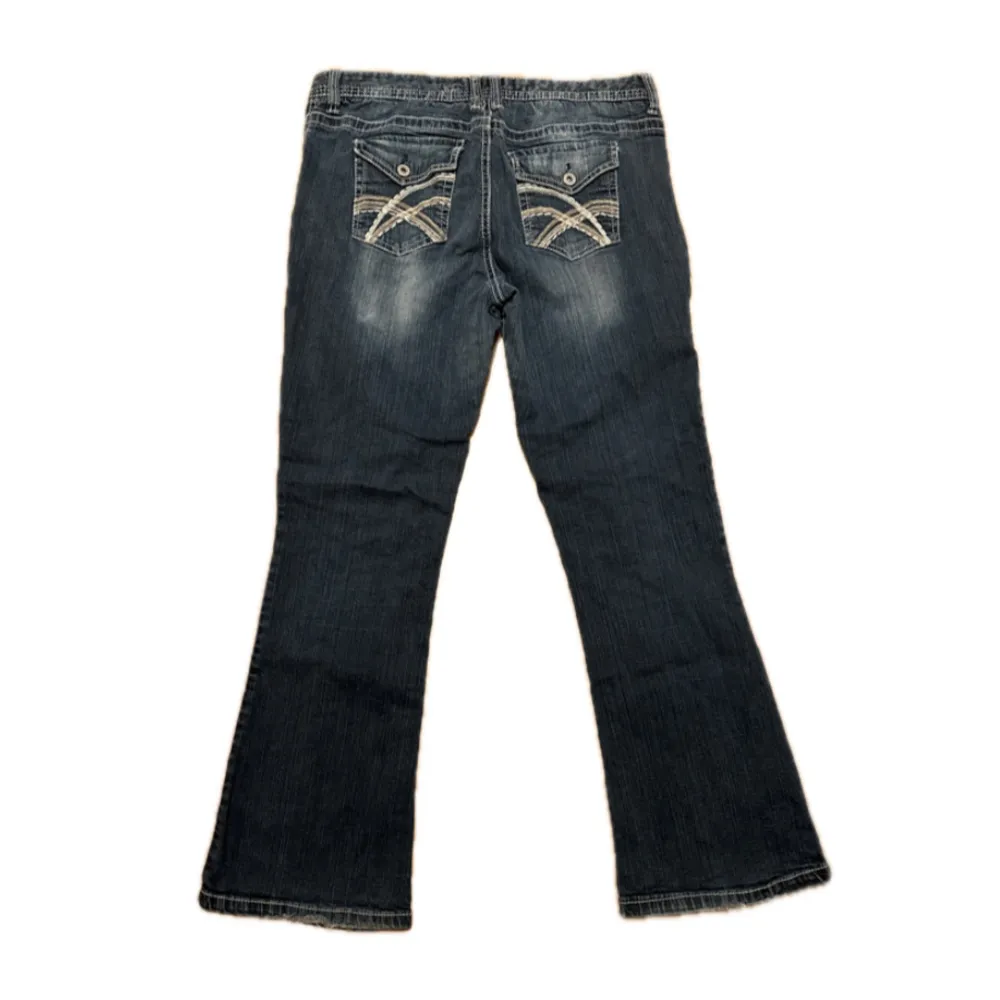 Vintage bootcut Rue 21 Jeans! Dom är stretchiga och måtten är: Midja 44 cm Längd 102 cm Har tyvärr trasig dragkedja på gylfen men inga andra skavanker, Tveka inte på att skriva vid ytterligare frågor!⭐️. Jeans & Byxor.