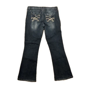 Vintage Rue 21 Jeans - Vintage bootcut Rue 21 Jeans! Dom är stretchiga och måtten är: Midja 44 cm Längd 102 cm Har tyvärr trasig dragkedja på gylfen men inga andra skavanker, Tveka inte på att skriva vid ytterligare frågor!⭐️