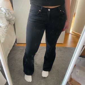 Svarta lågmidjade jeans - Svarta lågmidjade jeans från Gina! Super fina nu till hösten. Använda max 3 gånger, säljer pga för små💕💕💕