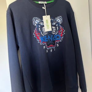 Kenzo tröja - Köpte denna tröja men den var inte i min stil, storleken är XXL men sitter som L-M, 10/10 i skick bara använd 1 gång, pris kan diskuteras vid snabb affär.