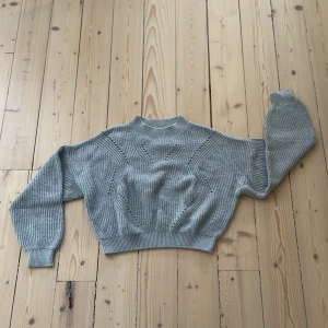 Gullig höst tröja - Gullig tröja från H&M. Perfekt inför höst. Väldigt bra skick. 100% bomull. Fråga om du vill ha fler bilder!