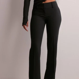 Lågmidjade kostymbyxor - Ett par lågmidjade kostym byxor, aldrig använda och prislapp kvar då dom ej passar mig. 