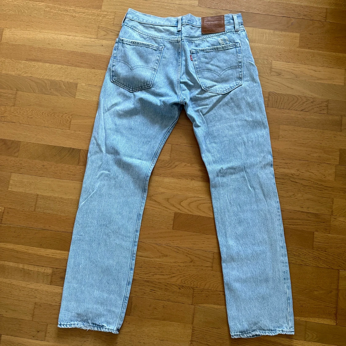 Ljusblå Levi’s jeans - 90