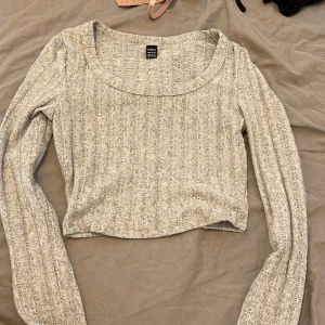 Fyra tröjor, storlek xs  - Fyra tröjor från SHEIN som är riktigt sköna och snygga men för små för mig nu, alla 4 för 125kr och vill ni vara ha en så 50kr per tröja 