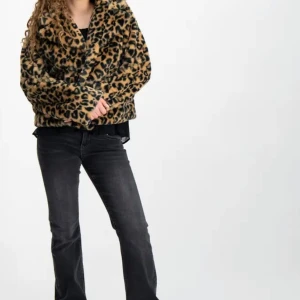 Leopard kappa  - Säljer denna jättesnygga och mysiga leopard kappan från Gina. Nypris: 400 kr. Perfekt plagg till hösten. Inga defekter alls och bara använd ett fåtal gånger 