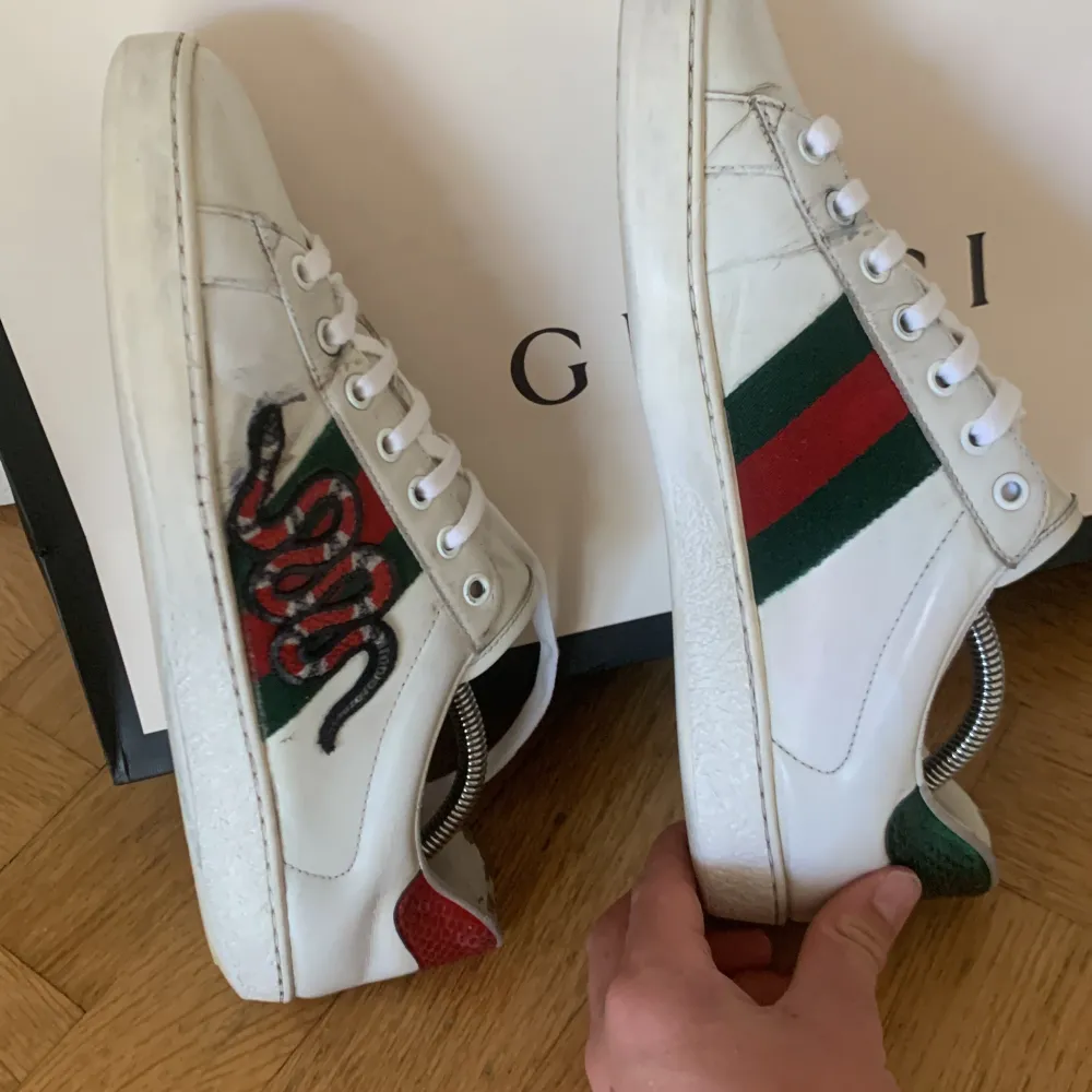 Gucci ace snake🔴🟢[] Detta är säkert en av de trendigaste skorna just nu o de är riktigt snygga[] Påse,box,2st dusbag och 4st kort tillkommer[] helt okej skick det finns defekt vilket man ser på de 2 sista bilderna[] Priset=diskuterbart  ✝️. Skor.