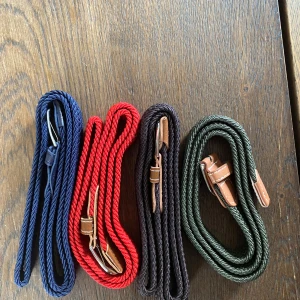 Flätade bälten - Snygga flätade bälten! Har i olika färger så som grön, brun, röd och mörkblå… längden är 105 cm men dem är väldigt elastiska! Ett bälte för 105kr och Två för 190kr