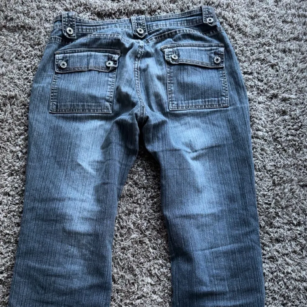 Såå snygga bootcut jeans, skriv privat för fler bilder då hela jeansen inte kom med på bilden!  Innerbenslängd: 72 cm  Midjemått: 40 men stretchiga i midjan . Jeans & Byxor.