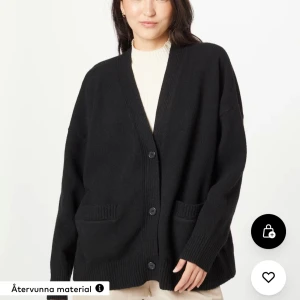 Monki kofta - Så snygg kofta från monki, aldrig använt endast provad!💘💘 